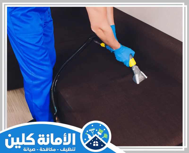 طريقة تنظيف الكنب الجلد الاسود بالخبر 0535521559 الأمانة كلين فني شركتنا وهو يقوم بتنظيف الكنب الجلد الاسود بعناية وحرص للحفاظ على الجلد نظرا لحساسيته.