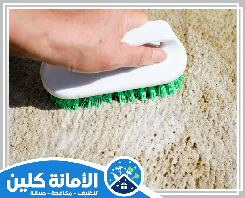 تنظيف السجاد الفاتح بالخبر 0535521559 شركة الأمانة كلين تنظيف الأسطح الخشنة بفرشاة ومنظف رغوي. يتم فرك الأوساخ والأتربة المتراكمة بعمق لضمان نظافة شاملة.