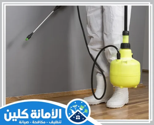 مكافحة العته بالخبر 0535521559 شركة الأمانة كلين رش ومكافحة العثة هو العنوان الأبرز لهذه الصورة، حيث يظهر شخص يرتدي ملابس واقية بيضاء كاملة بما في ذلك قفازات