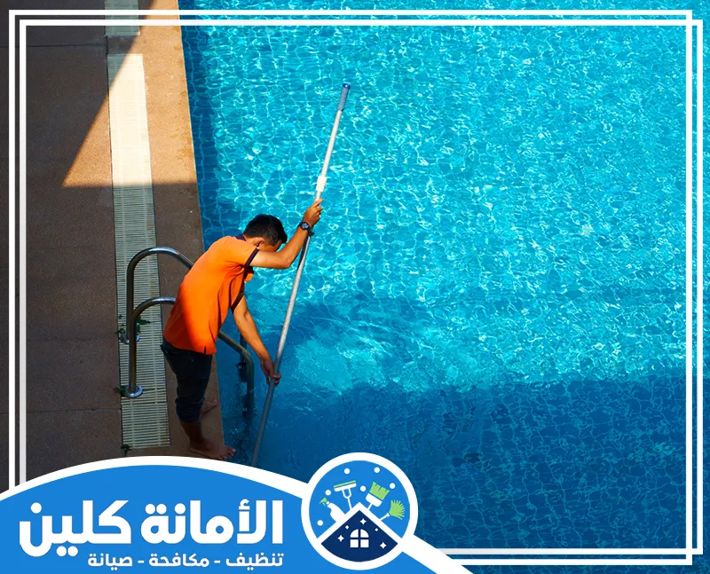 شركة تنظيف مسابح بالدمام 0535521559 الأمانة كلين عامل شركة تنظيف مسابح بالدمام يستخدم ادوات مخصصه لتنقية المياه.