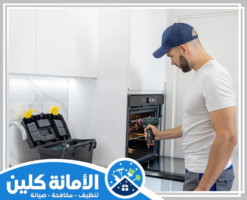 شركة صيانة الافران بالدمام 0535521559 الامانة كلين فني صيانة الأفران بالقطيف يستخدم جهاز حفر لإجراء صيانة دقيقة للفرن