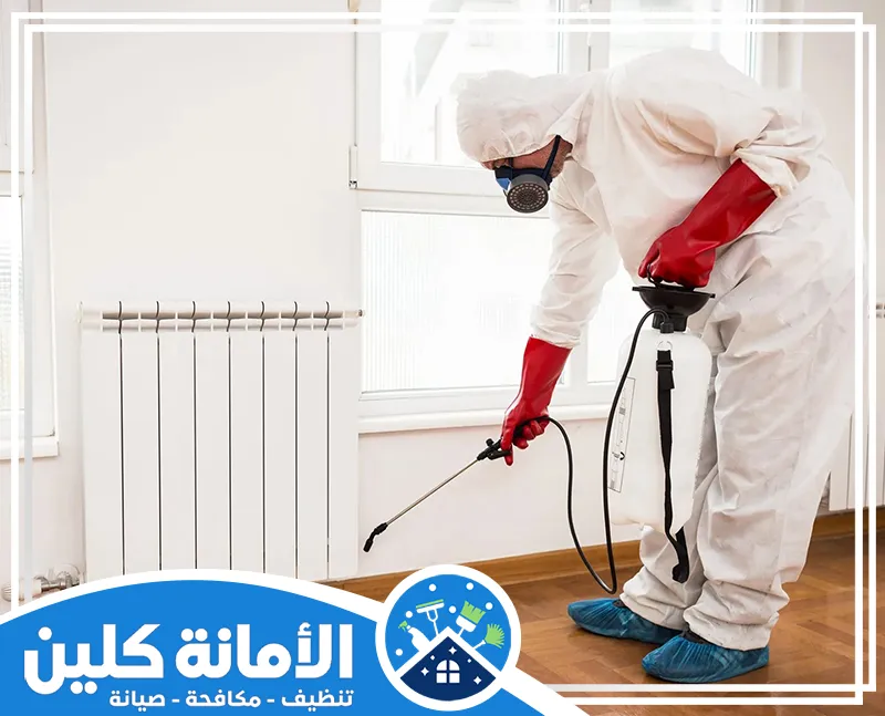 شركة مكافحة حشرات بالدمام 0535521559 الأمانة كلين فني مكافحة حشرات بالدمام وهو يقوم بتنفيذ عملية مكافحة الحشرات داخل أحد المباني