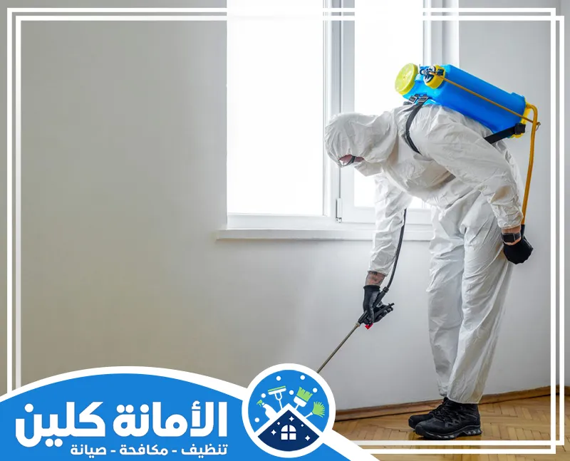 شركة مكافحة حشرات بالدمام 0535521559 الأمانة كلين فني مكافحة صراصير بالدمام يستخدم جهاز رش محمول لتنفيذ عملية مكافحة الحشرات في أحد الأماكن