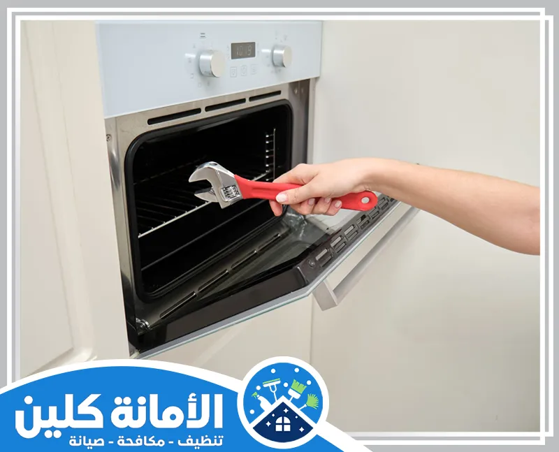 شركة صيانة الافران بالدمام 0535521559 الامانة كلين فني صيانة الأفران بالقطيف يستخدم مفتاح ربط لإجراء الصيانة اللازمة للفرن