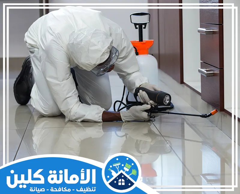 شركة مكافحة حشرات بالدمام 0535521559 الأمانة كلين خبير مكافحة فئران بالدمام وهو يستخدم جهاز رش محمول لتنفيذ عملية مكافحة الحشرات على الأرضيات داخل أحد المباني.