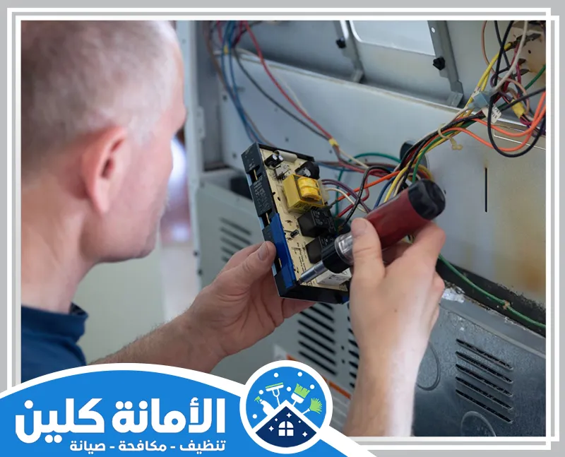 شركة صيانة الافران بالقطيف 0535521559 الأمانة كلين فني صيانة أفران بالقطيف بدقة عالية، حيث يقوم بإصلاح الأجهزة باستخدام مفك.