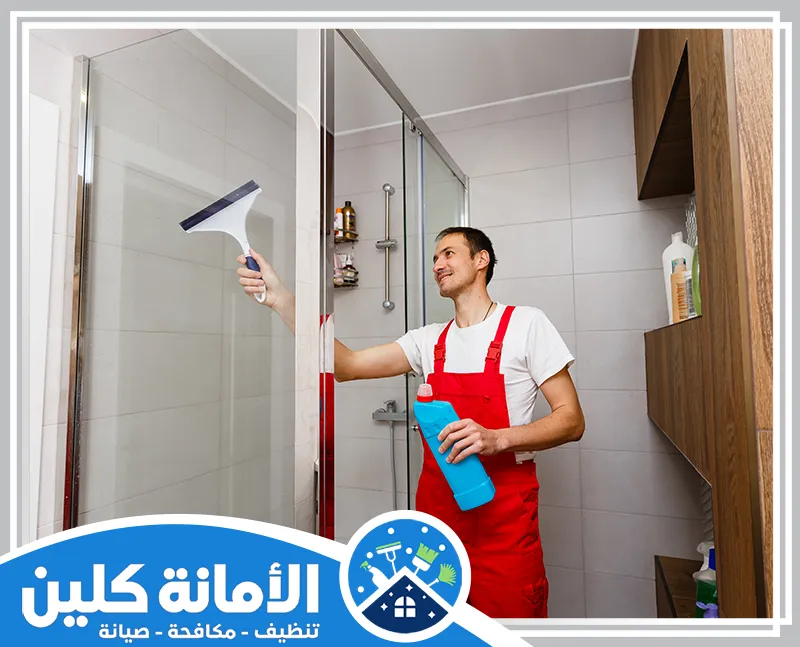 شركة تنظيف بصفوي 0535521559 الأمانة كلين تنظيف زجاج الحمام بصفوي باستخدام أدوات متخصصة للحصول على سطح خالٍ من البقع