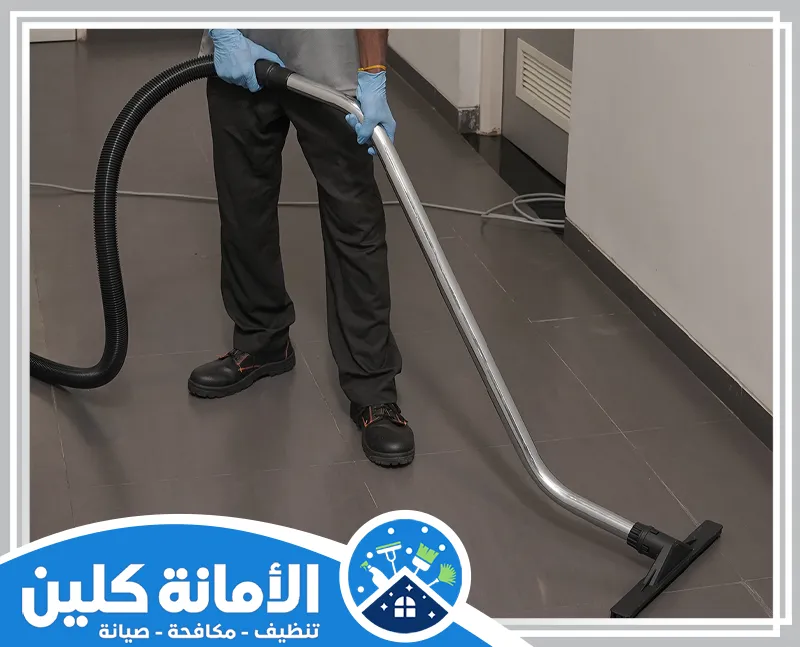 شركة تنظيف بصفوي 0535521559 الأمانة كلين فني تنظيف بصفوى يستخدم جهاز مكنسة كهربائية لإتمام عملية تنظيف الأرضيات بدقة عالية في المكان.