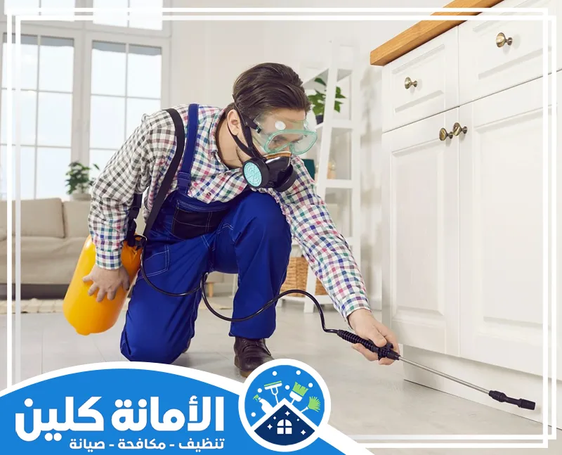 مكافحة صراصير المطبخ بالدمام 0535521559 الامانة كلين يقوم العامل بمكافحة صراصير المطبخ بالدمام باستخدام أفضل المعدات لضمان نظافة تامة.