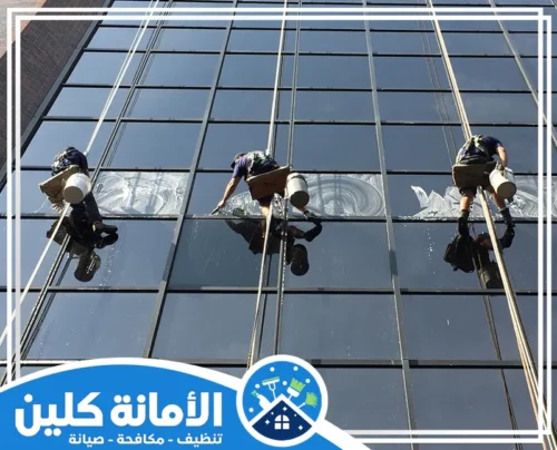 تنظيف واجهات حجر بالرمل بالقطيف 0535521559 شركة الأمانة كلين يبدو أن الصور التي أرفقتها تُظهر عمالاً يقومون بتنظيف واجهات زجاجية باستخدام الحبال والمعدات الخاصة، ولا توجد صور واضحة لعملية تنظيف واجهات حجر بالرمل بالقطيف